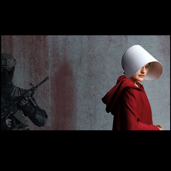 Sur un fond de mur gris texturé, une femme se tient de profil, tournée légèrement vers la caméra, vêtue d’un manteau rouge intense et coiffée d’une large coiffe blanche rigide en forme d’aile, typique des servantes dans la série La Servante écarlate (The Handmaid’s Tale). Son visage, à demi caché sous la coiffe, laisse entrevoir un regard déterminé, presque défiant, malgré l’apparente soumission imposée par sa posture et son uniforme. Sa main est posée discrètement devant elle, dans une position qui évoque à la fois l’attente, la retenue et la résignation. À l’extrême gauche de l’image, à peine visible dans l’ombre, un homme en tenue militaire noire se tient en arrière-plan, tenant une arme d’assaut en position d’alerte. Son visage est entièrement dissimulé par un casque et des lunettes tactiques, ce qui renforce son anonymat et sa fonction répressive. Il semble incarner une présence constante, silencieuse mais menaçante, renforçant le contraste entre la vulnérabilité imposée de la servante et la brutalité du régime sous-jacent. L’image est glaçante de sobriété : elle exprime, en une composition figée, la tension permanente entre contrôle armé et soumission codifiée, entre autorité invisible et résistance muette. Les couleurs sont volontairement limitées – rouge, gris, noir, blanc – pour souligner la froideur du système et l’isolement des individus dans un monde régi par la peur et la contrainte.